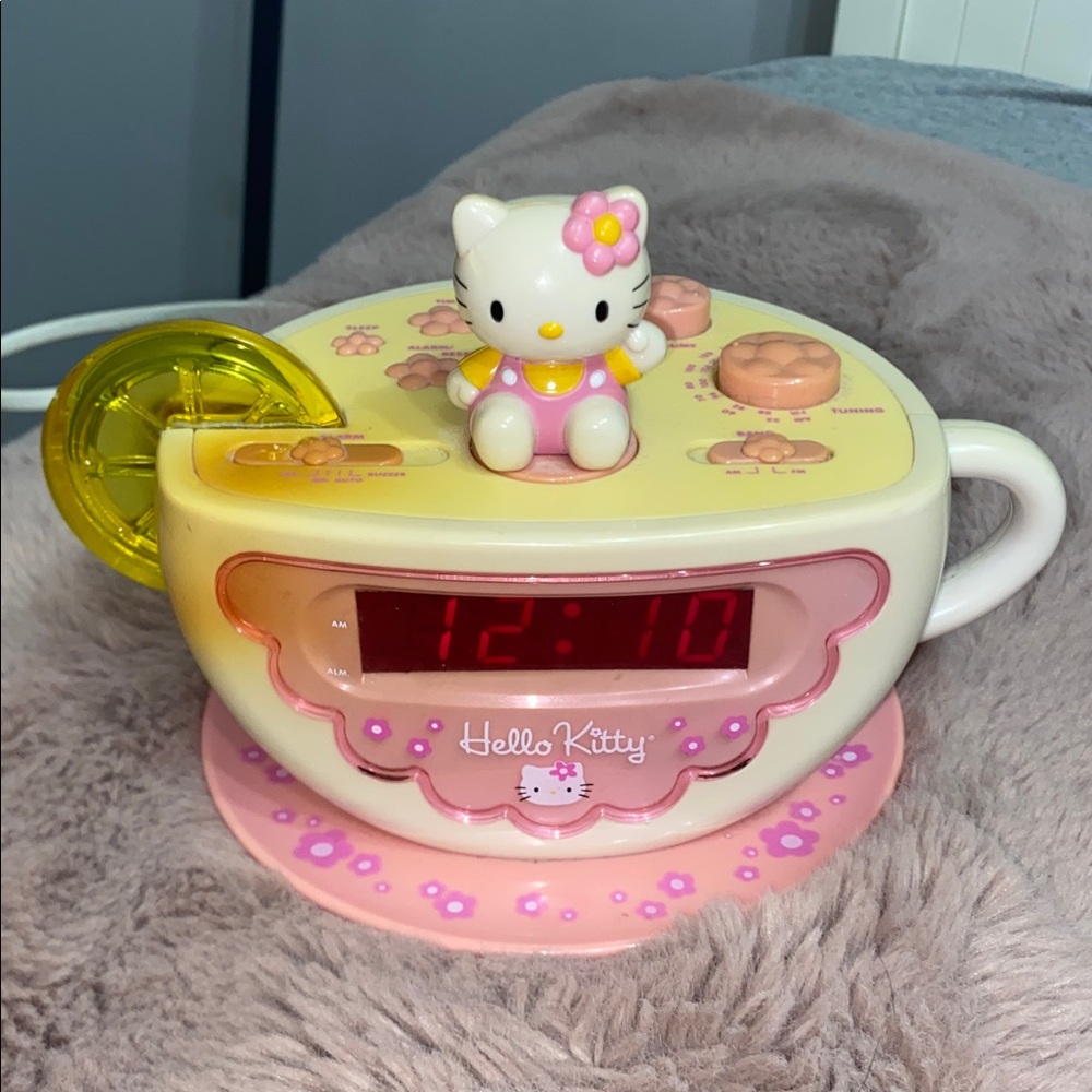 Hello kitty teacup clock